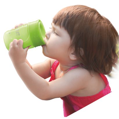 Ajuda com a transição para crescer usando o copo infantil