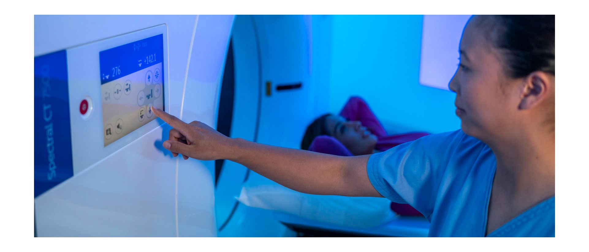 Pflegekraft mit Patient und CT-Gerät