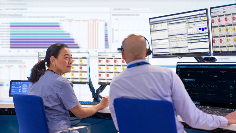 doctor discussing to the nurse