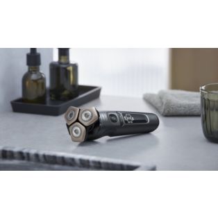 Shaver S9000 Prestige Cordless electric shaver with 2 attachments