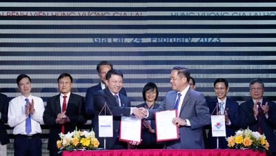 Representatives of Philips and Hung Vuong Gia Lai Hospital sign strategic partnership agreement