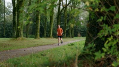 Mens die op bosweg loopt