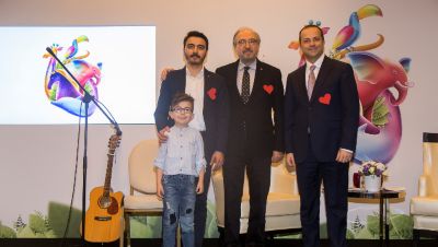 Kalbinin Resmi farkındalık etkinliğinde bir çocukla birlikte yer alan Philips ve Çocuk Kalp Vakfı temsilcileri
