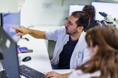 Patólogos utilizando IntelliSite Pathology