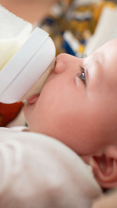Поддерживайте собственный ритм питья ребенка, как при грудном вскармливании