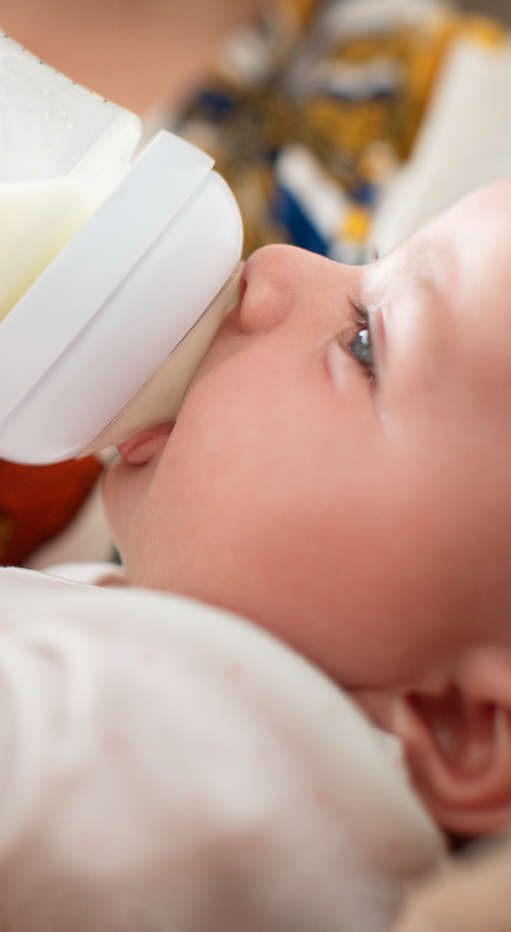 Podporuje jedinečný rytmus pití vašeho dítěte, stejně jako u prsu
