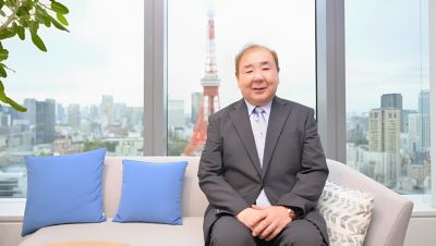 東京タワーを眺めながらオフィスに座る牛田隆さん
