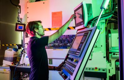 Fabrieksarbeider die machines bedient