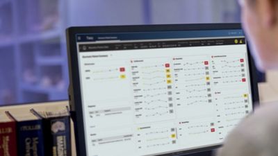Profissional de saúde visualizando dados do paciente no painel do assistente virtual de IA do Philips Tasy EMR
