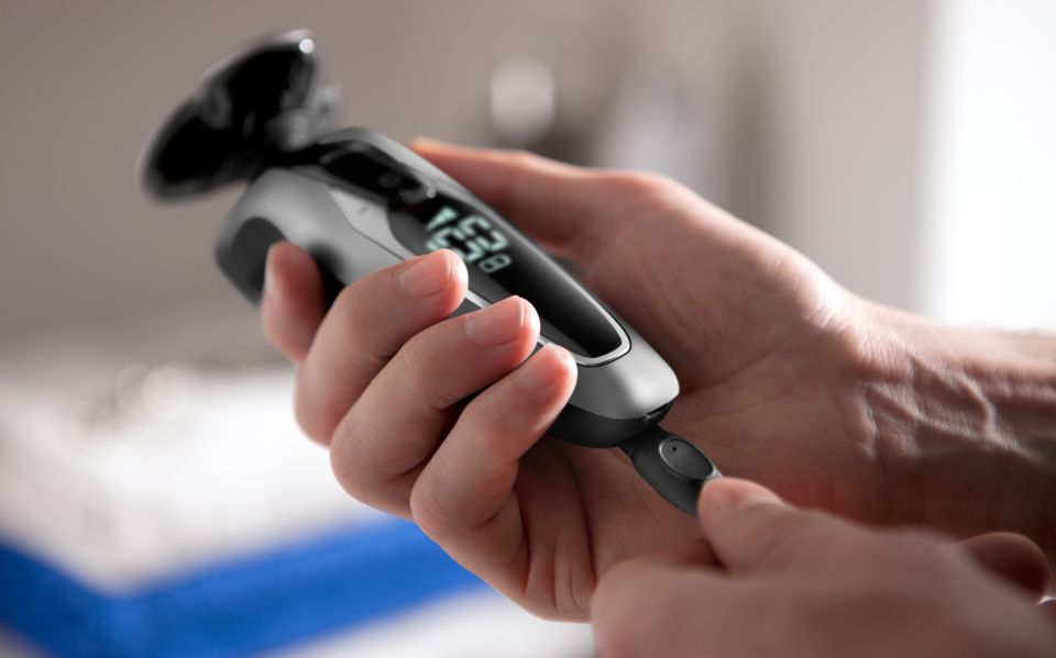 Shaver series 9000 Wet and dry electric shaver S9711/31 | Philips