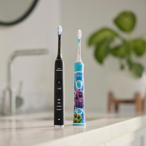 Sonicare Schallzahnbürsten angeordnet auf einem Tisch