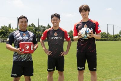 名古屋グランパスの選手とスタッフがフィリップスAEDを練習場に