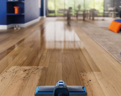 Plava krpa čisti drveni pod