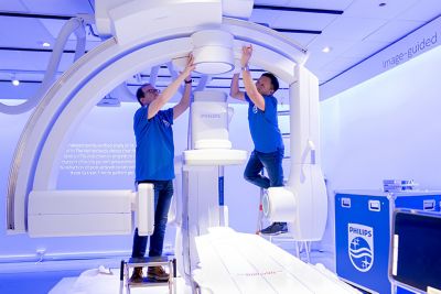 Technici assembleren Philips Azurion-systeem
