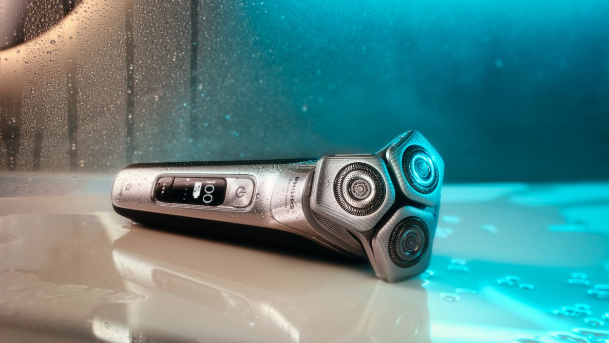 Shaver series 9000 Wet & Dry electric shaver with SkinIQ S9985/50 