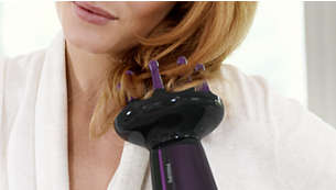 Maximiza el volumen y los rulos con un suave masaje en el cuero cabelludo