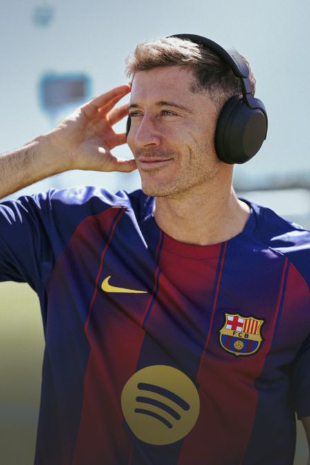 Lewandowski luistert naar muziek met een Philips-koptelefoon.