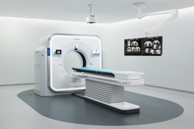 Vista frontal del escáner CT Rembra con gantry y mesa de paciente en una sala de imagenología