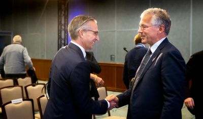Frans Van Houten congratulating Roy Jakobs
