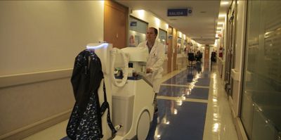 Sistema móvil de rayos X Philips Radiography 7000 en un pasillo de hospital.