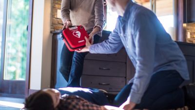緊急対応中に使用中のフィリップス HeartStart AED