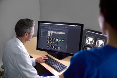 Arts beoordeelt beelden van een hersenscan op een Philips-radiologiewerkstation