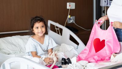 Niña hospitalizada con una bolsa de Corazón de Niño