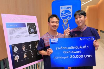 นักรังสีเทคนิคถือถ้วยรางวัลชนะเลิศระดับทองและป้ายรางวัลในงานแข่งขันการสร้างภาพด้วยคลื่นแม่เหล็กไฟฟ้า Ambition Cup 2024
