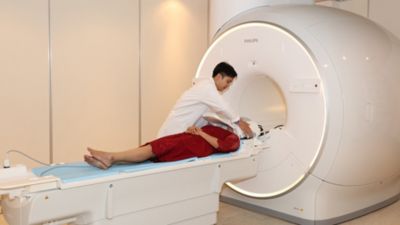 Bệnh nhân chuẩn bị chụp MRI trên hệ thống Philips Ingenia Ambition