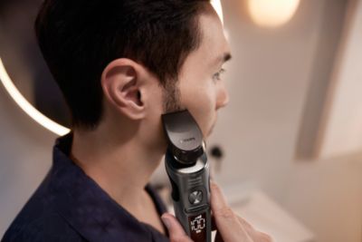 Uso del recortador de patillas para los &uacute;ltimos retoques despu&eacute;s del afeitado.