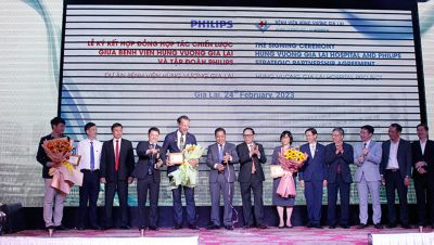 Philips and Hung Vuong Gia Lai Hospital leaders on stage at signing event
