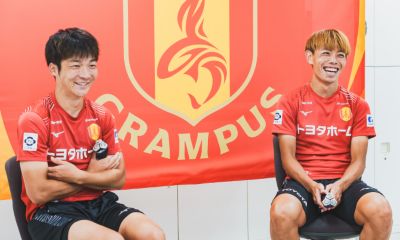 身だしなみの習慣を語りながら笑顔で語る名古屋グランパスのチームメイト2人