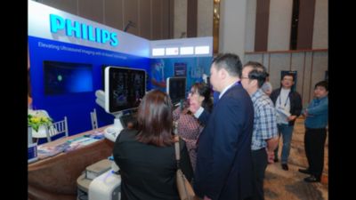 Đại biểu tham quan và tìm hiểu các giải pháp siêu âm tại gian hàng Philips