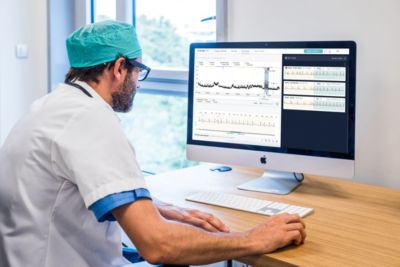 Médecin examinant des données d'ECG et d'arythmie sur un ordinateur