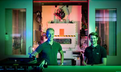 Technici die geavanceerde machine bedienen