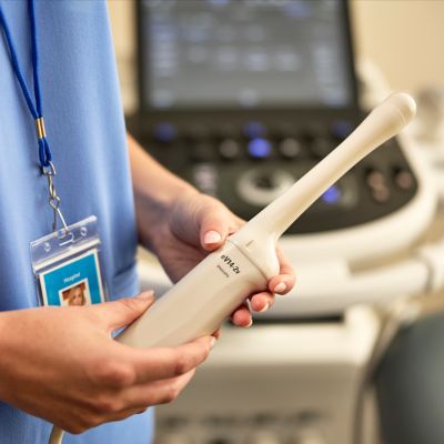 Médico sosteniendo el transductor Philips eV14-2v