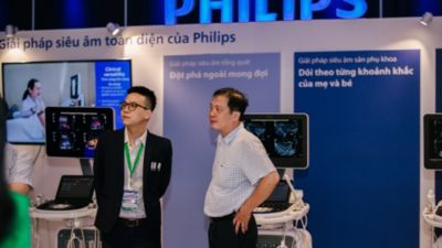 Các đại biểu tham quan gian hàng giải pháp siêu âm của Philips tại VSUM
