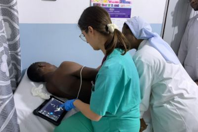 Profesionales sanitarios realizan una ecografía en el Hospital Bidea de Kintambo