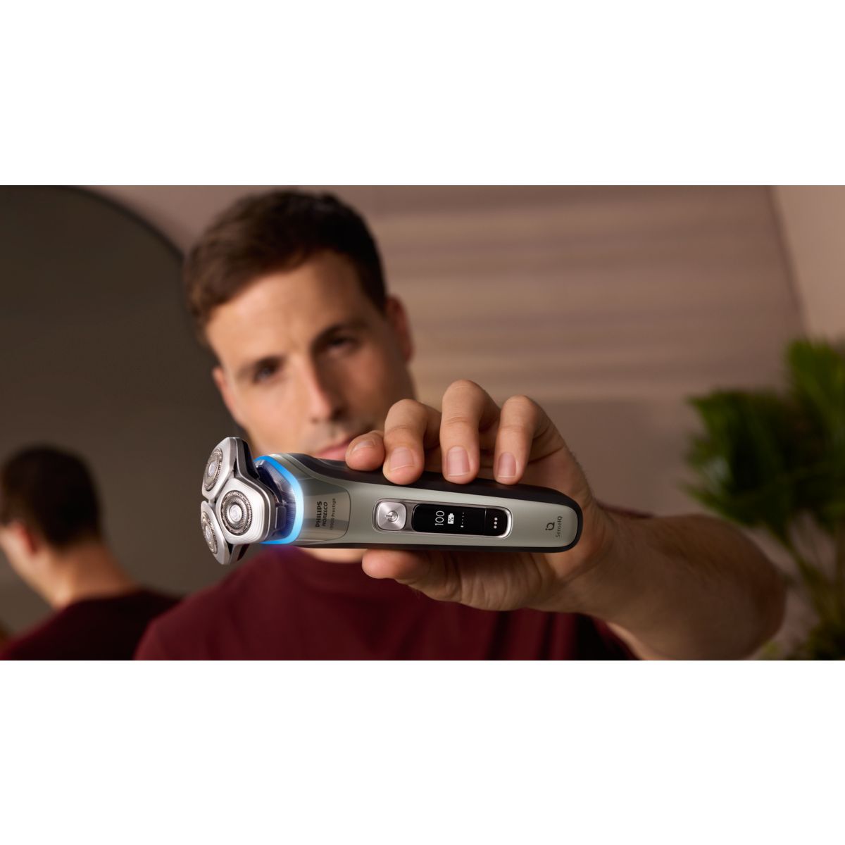 Norelco i9000 Prestige Wet&Dry Electric Shaver with SenseIQ - thumbnail 3