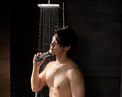 Man using waterproof Philips 3000 shaver under shower