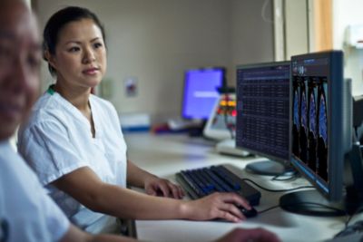 Los médicos observan la pantalla con la lista de tareas en el sistema VuePACS