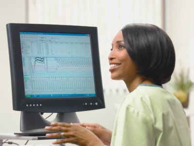 Sistema Philips Sleepware G3 com software Somnolyzer em monitor usado por clínico