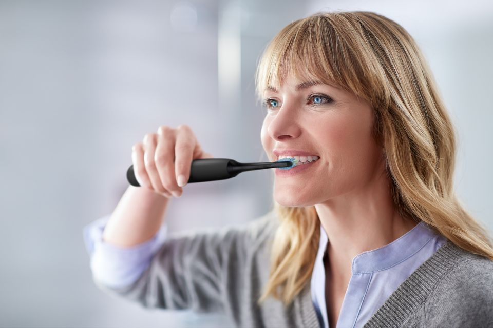 ExpertResults 7000 Sonic electric toothbrush HX7533/04 | Philips