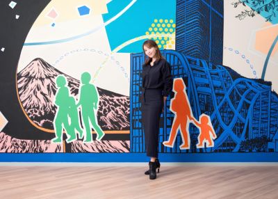 カラフルなウォールアートに立つリュウ・マサキ