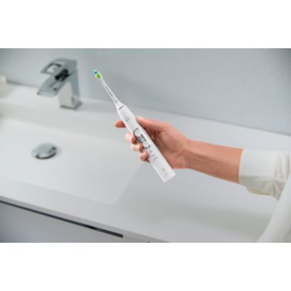 Baltāki zobi. Saudzīga tīrīšana.