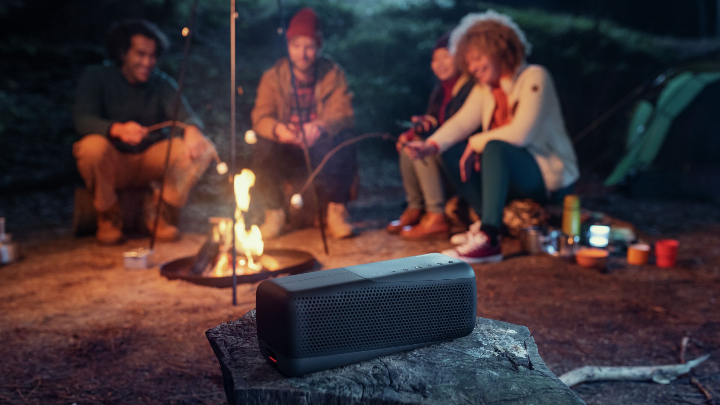 Philips S7807 izdržljiv bluetooth zvučnik u upotrebi tijekom kampiranja