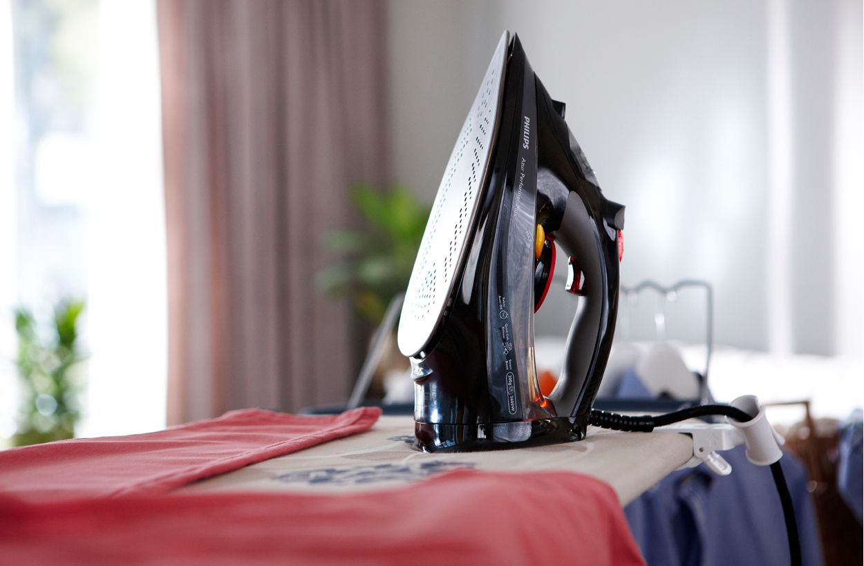 Лучшие утюги 2023. Утюг Philips gc4519/30 Azur performer Plus. Утюг Rovus Cordless Steam Iron Gold VPF-6156-2200. Утюг в интерьере. Реклама утюга.