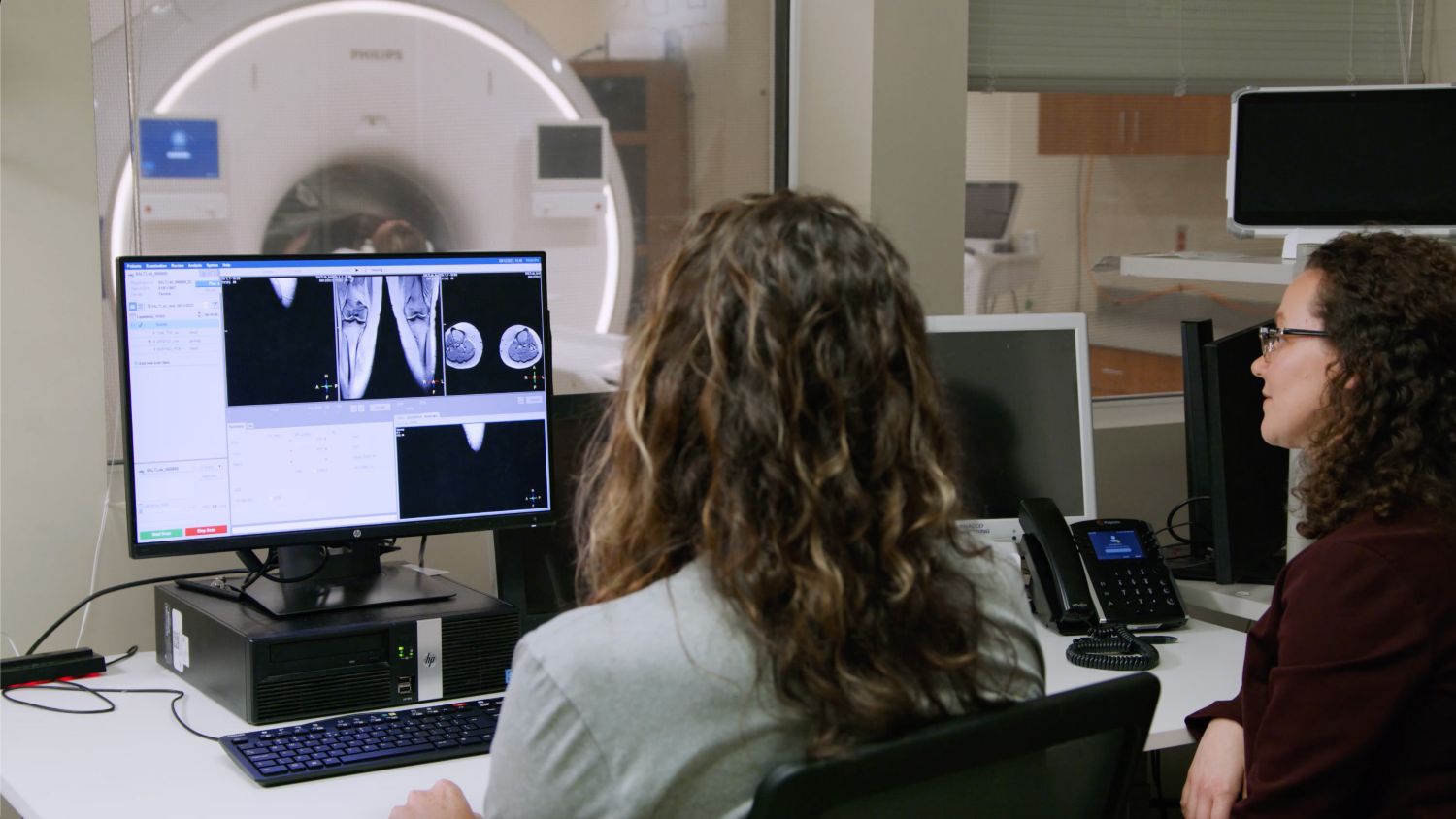 Multi-nuclear magnetic resonance imaging, sodium and proton in one ExamCard