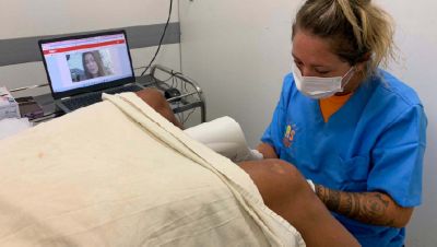 Enfermeira realiza exame assistido por telemedicina durante programa de saúde Living Lab no Brasil