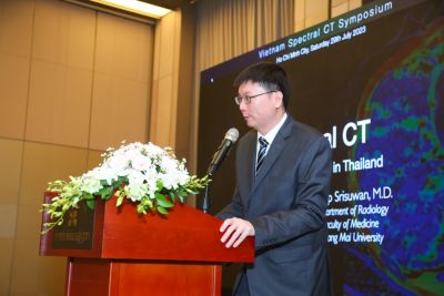 Tanop Srisuwan presenterar klinisk erfarenhet av spektral CT-bildtagning.